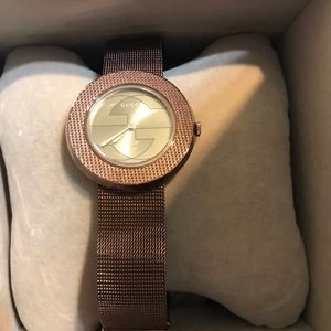 This Gucci women's watch from the U-play collectio